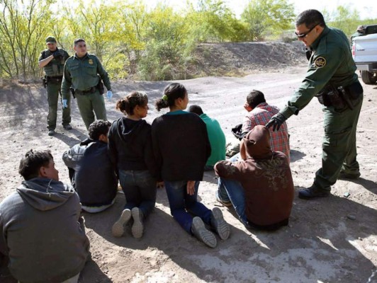 Detienen a 57 indocumentados en la frontera entre EE UU y México