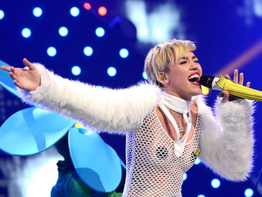 Miley Cyrus llora en concierto tras ruptura con Liam Hemsworth