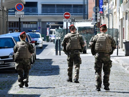 Un hombre armado se atrinchera en un hotel de Francia