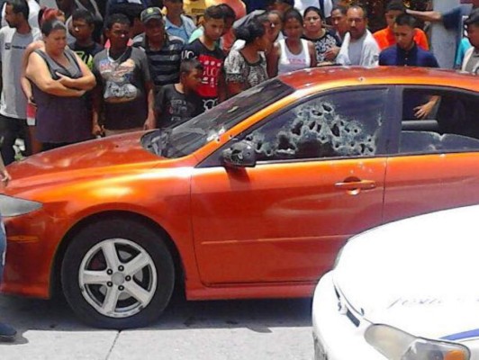 Acribillan a balazos a un joven dentro de un carro en La Ceiba