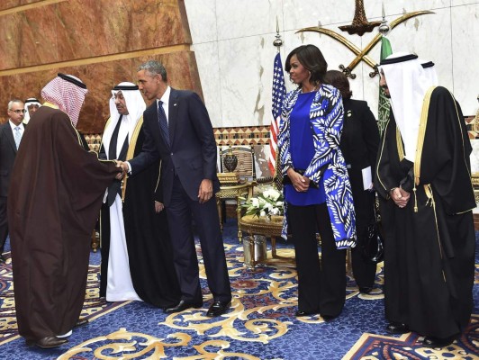 Michelle Obama desata la ira de los saudíes al no utilizar velo