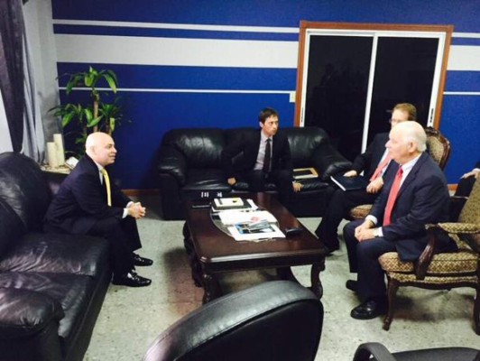 Fiscal General reunido con Senador y el embajador de EUA  