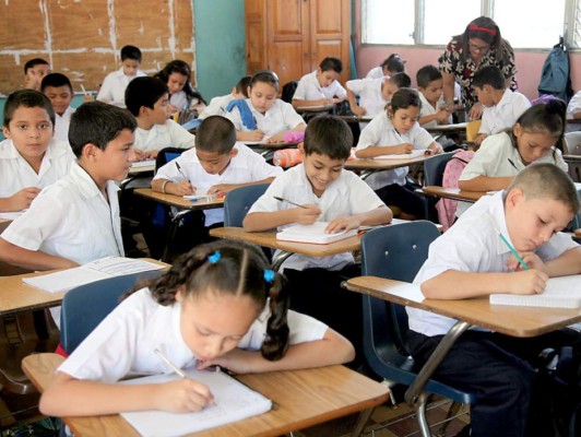 Más de dos millones de estudiantes hondureños celebran hoy su día