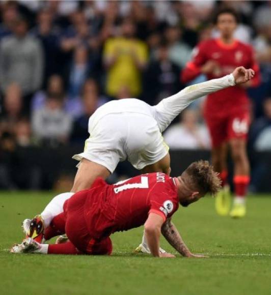 Harvey Elliott y Pascal Strujik disputaban el balón en el centro del campo cuando se dio la desafortunada jugada.