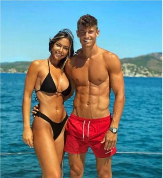 Marcos Llorente, del Atlético de Madrid, tampoco desaprovechó la ocasión para pasar unos días de playa con su novia Patricia Noarbe.