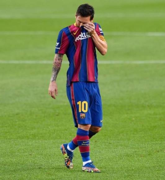 Leo Messi se limpia el sudor, en un momento del partido.
