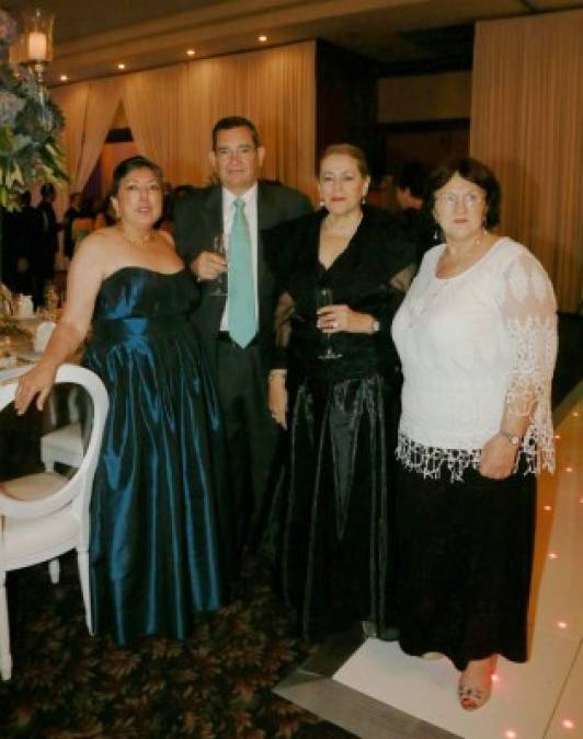 Carolina Defabo, Samuel y Lía Bográn con Ileana Pinto.