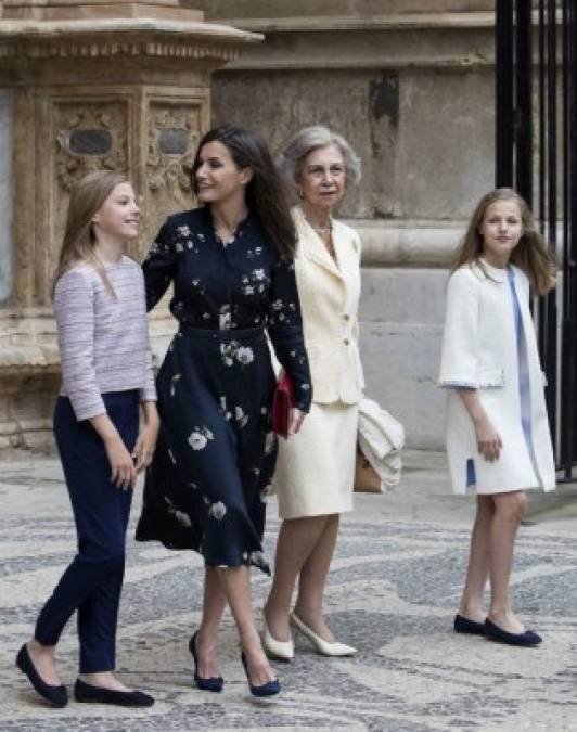 Según la revista ¡Hola!, este año la reina Letizia rompió con su estilo para dejar definitivamente atrás su polémico desencuentro con la reina Sofía.<br/>