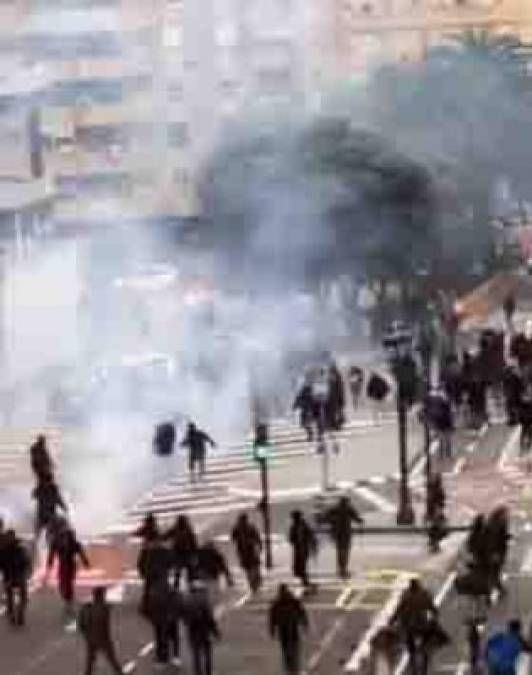 En las inmediaciones del estadio de Mestalla, seguidores radicales del Valencia (Yomus) y el Barça (Boixos Nois) se han enzarzado en una pelea masiva.