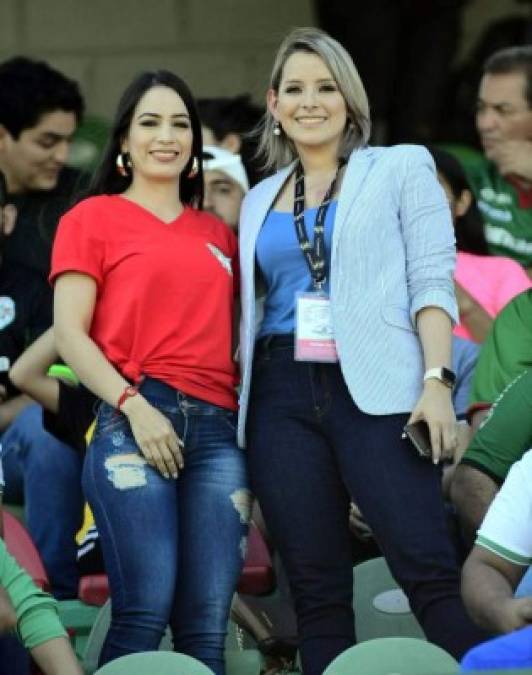 La bella novia de Mario Martínez, Érika Cabrera, y la guapa presentadora de Televicentro, Tanya Rodríguez, posando para el lente de Grupo Opsa.