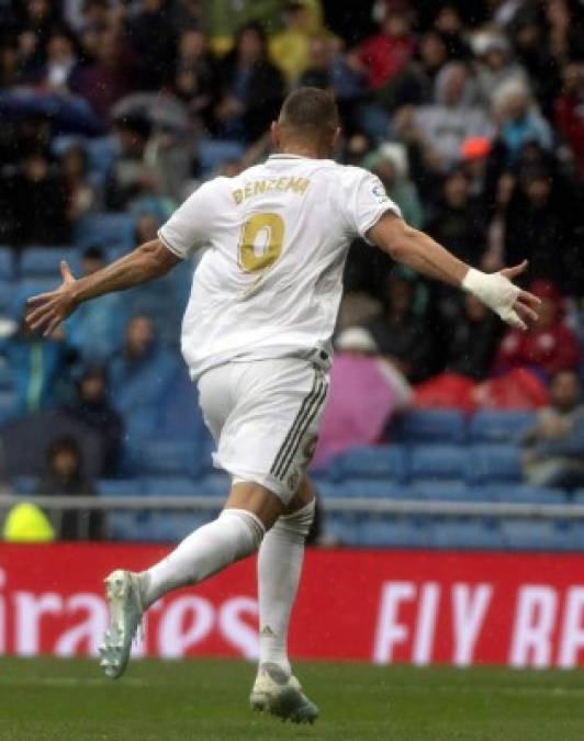 Karim Benzema corre a celebrar su gol, el 1-0 del Real Madrid ante el Levante.