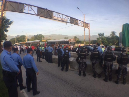 Tomas de peajes dejan 14 detenidos, un vehículo quemado y la reaparición de Patricia Rodas