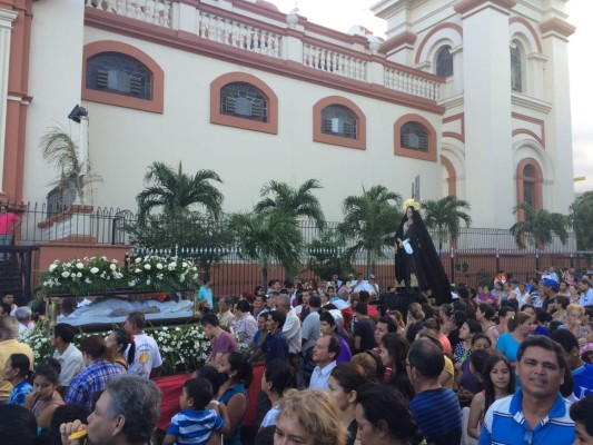 Fieles demostraron fe y devoción en el Santo Entierro