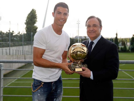 Cristiano entrega a Florentino Pérez una réplica del Balón de Oro