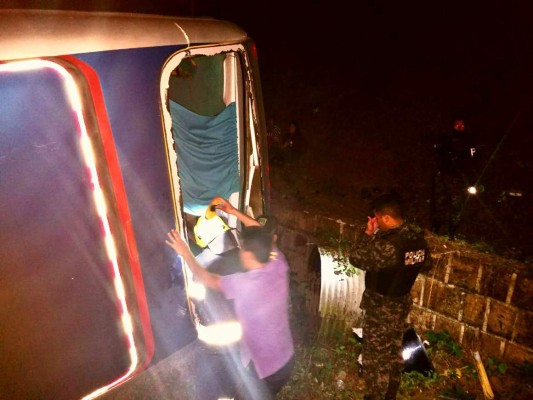 Bus con 70 pasajeros cae en una hondonada en La Ceibita