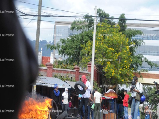 Estudiantes de la Unah se enfrentan a la policía en Tegucigalpa