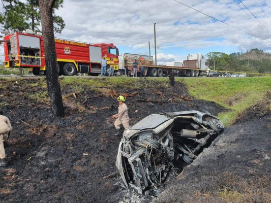 Radiólogo y un menor, las víctimas que se calcinaron en busito