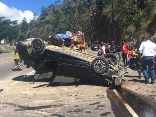 Tres heridos deja volcamiento en 'Cuesta de la Virgen' de Comayagua