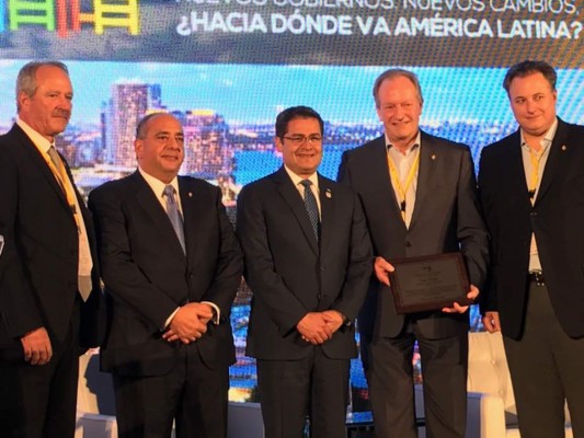 El empresario y nuevo presidente del Consejo Empresarial de América Latina, Camilo Atala -segundo a la izquierda- junto al presidente de Honduras, Juan Orlando Hernández, y ejecutivos de Ceal.