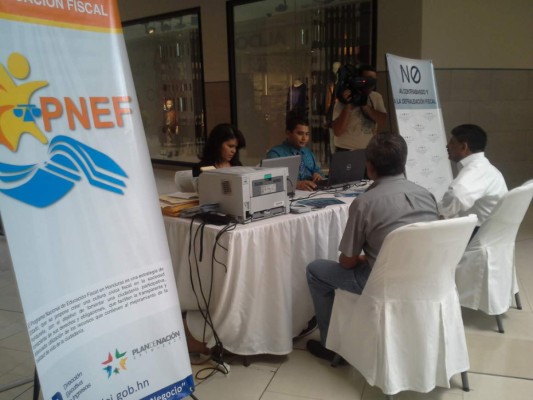 Universitarios fomentan la educación fiscal en hondureños
