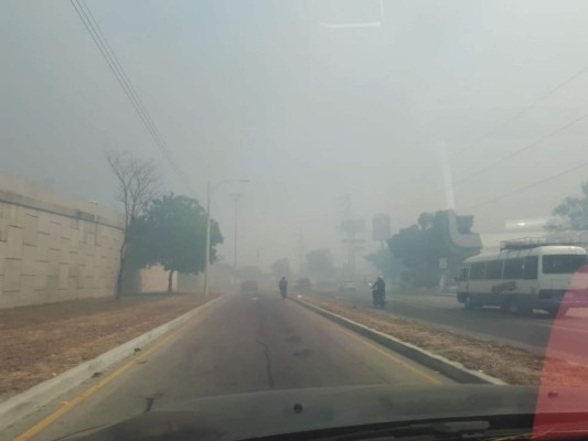 Incendio provoca poca visibilidad en el bulevar salida a La Lima, Cortés