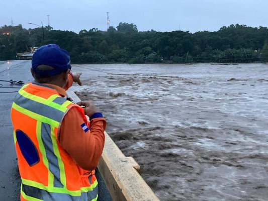 Incremento del caudal Río Cangrejal, dejando inhabilitado el puente Reino de Suecia en La Ceiba, Atlántida.