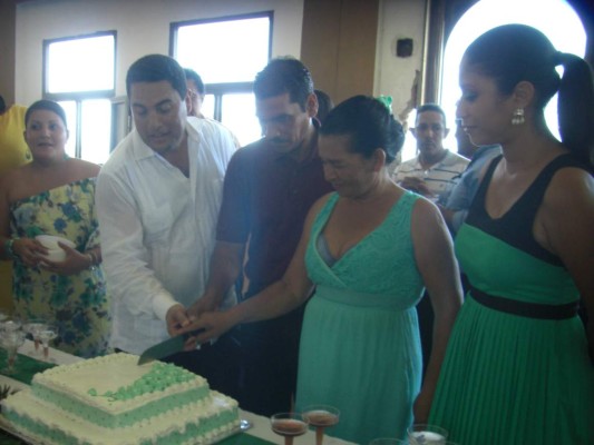 Hondureños en Tela también celebran bodas múltiples