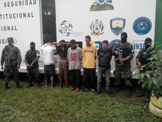 La policía mostró a cinco presuntos mareros a quienes acusa de mandar mensajes para sembrar el pánico en la colonia Reparto Lempira de San Pedro Sula.