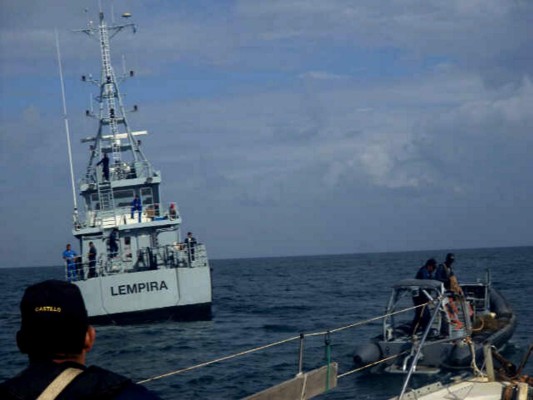 Hay cuerpos atrapados dentro de barco hondureño hundido