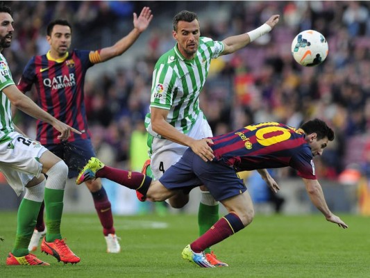 El Barça sostiene el pulso en un mal partido ante un buen Betis