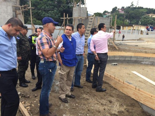 Presidente supervisa construcción de parque en Chamelecón