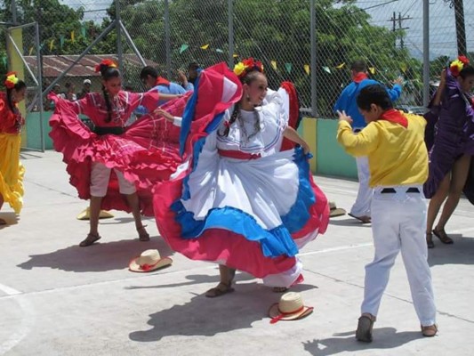 Grupo folclórico representa a Honduras en Guatemala y México