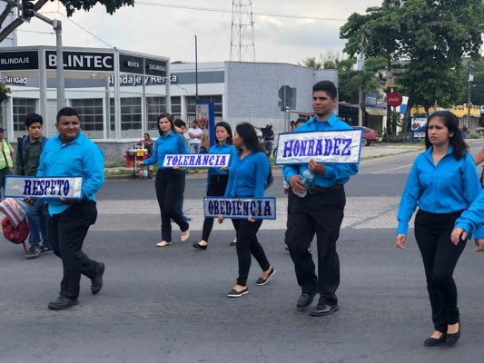 Estudiantes desfilan en el Día Internacional de la Alfabetización en San Pedro Sula