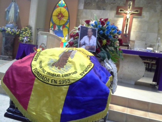 Los restos del empresario están ya en la iglesia San Vicente de Paúl.