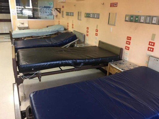 Hallan 50 camas vacías en Hospital Escuela, pese a denunciar saturación