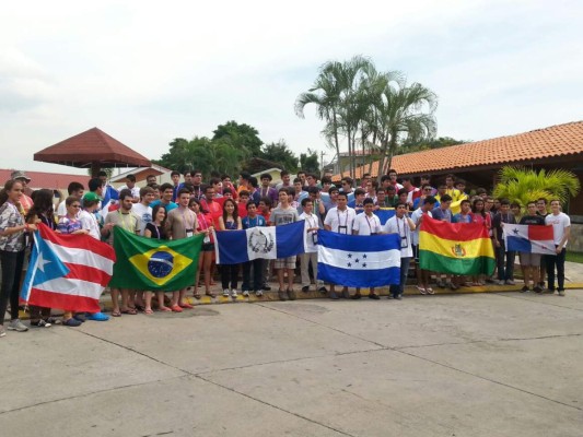 Estudiantes listos para competir en olimpiada matemática