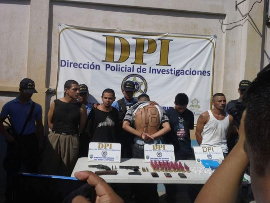 Agentes de la Policía Nacional y Antiextorsión en el operativo realizado hoy en Chamelecón.