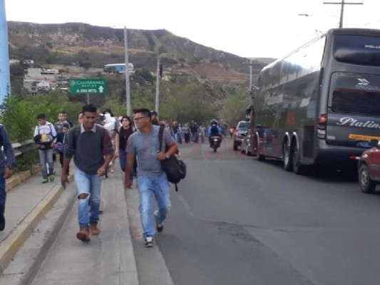 Policía dispersa toma de carretera con bombas lacrimógenas en Tegucigalpa