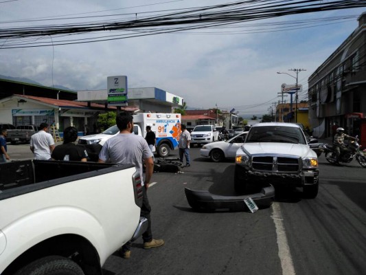 Motociclista se fractura una pierna al chocar contra vehículo