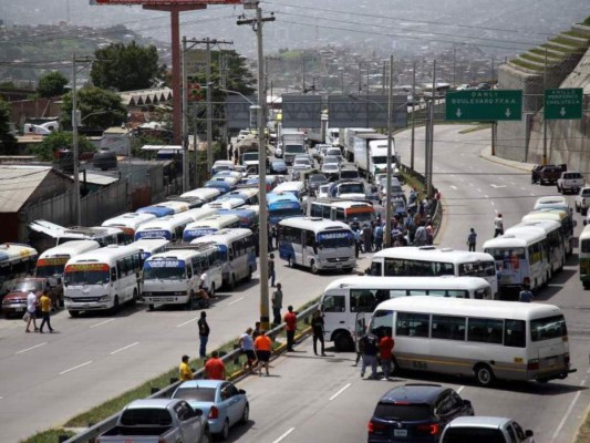 Transportistas se tomaron por varias horas la salida al norte de Tegucigalpa tras la quema de tres buses