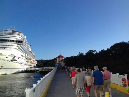 Sector turístico de Roatán teme perder llegada de cruceros por protestas