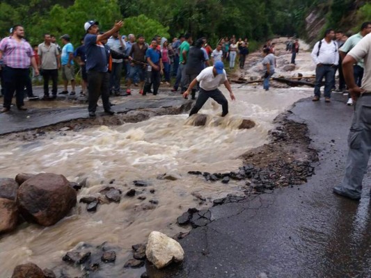 Lluvias provocan derrumbes en carretera de La Esperanza hacia Siguatepeque
