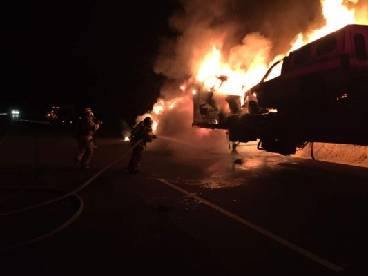 Se incendia rastra que transportaba cuatro vehículos en Comayagua