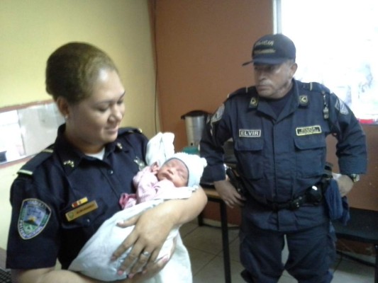 Policía rescata a bebé abandonado en un basurero en San Pedro Sula