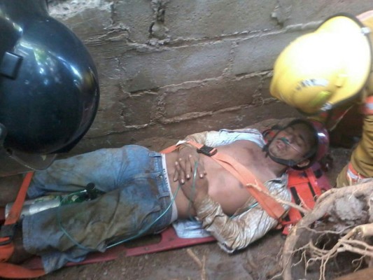 Rescatan a hondureño que estuvo 20 minutos soterrado en Roatán