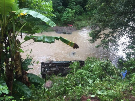 Una mujer muerta deja el volcamiento de un vehículo en Comayagua