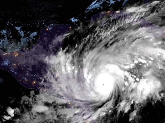 Huracán Eta azota con fuerza costas de Nicaragua y deja primeros destrozos