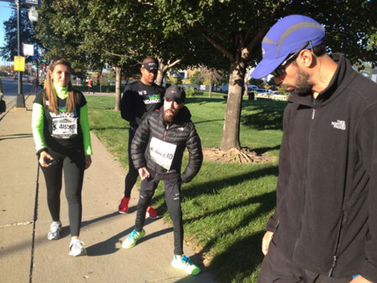 Venezolano con atrofia muscular completa maratón Chicago en 16 horas