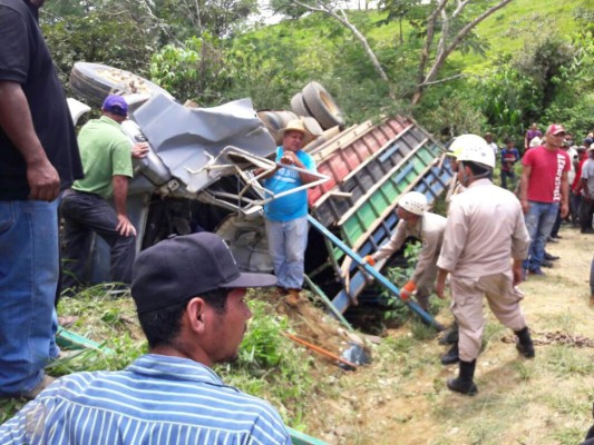 Volcamiento de camión deja dos muertos en Olancho