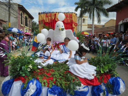 Estas niñas lucieron con orgullo los colores de la bandera.